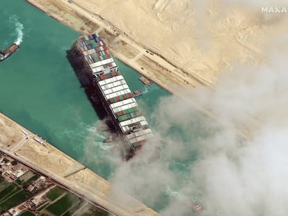 El portacontenedores 'Ever Give', atascado en el canal de Suez (Egipto), el 24 de marzo de 2021.