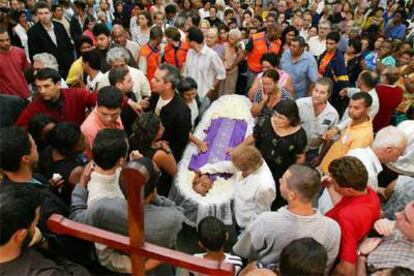 El féretro con los restos del sacerdote Paulo Henrique Keler Machado, durante su entierro celebrado ayer en Nova Iguazú.