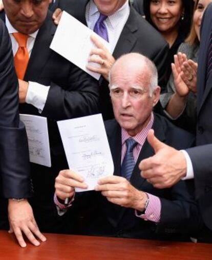 El gobernador, Jerry Brown, en la firma del permiso de conducir para inmigrantes indocumentados.