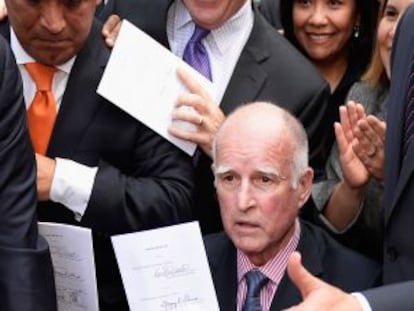 El gobernador, Jerry Brown, en la firma del permiso de conducir para inmigrantes indocumentados.
