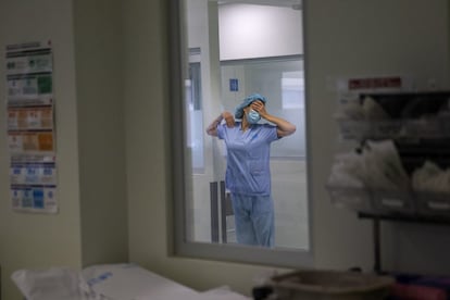 Una enfermera de una unidad de reanimación postanestésica del hospital de Torrejón, en Madrid, el pasado 28 de octubre. Esos enfermos que despiertan tras las cirugías ya han sido desplazados de su unidad original por la expansión que ha sufrido la UCI. Este centro, el 25 de febrero, recibió al primer paciente de coronavirus en la comunidad. Desde que comenzó la segunda ola, el 26 de julio -fecha que las unidades de críticos en la comunidad registraron el primer nuevo paciente-, este centro ha tenido 339 pacientes de covid en sus plantas, ha atendido a 129 a domicilio y ha tratado a 61 en sus UCI.