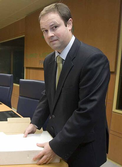 El director de Derechos Humanos, Jon Landa, durante una comparecencia en el Parlamento.