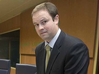 El director de Derechos Humanos, Jon Landa, durante una comparecencia en el Parlamento.