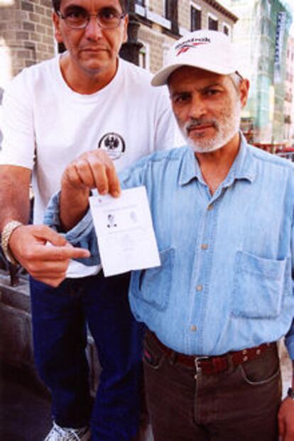 Frank Hernández y Emilio Valdez muestran sus permisos de 60 días.