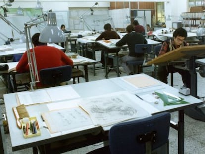 Grupo de ingenieros en sus mesas de trabajo.