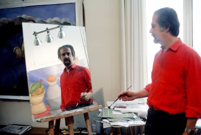 Fernando Botero, el artista colombiano más universal, famoso en todo el mundo por sus figuras rotundas y voluminosas, ha fallecido a los 91 años. En la imagen, Botero se mira al espejo, en su estudio en París (Francia), en 1982.
