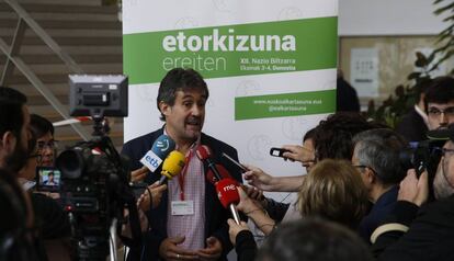 Pello Urizar, elegido secretario general de EA, atiende a los medios durante el congreso.