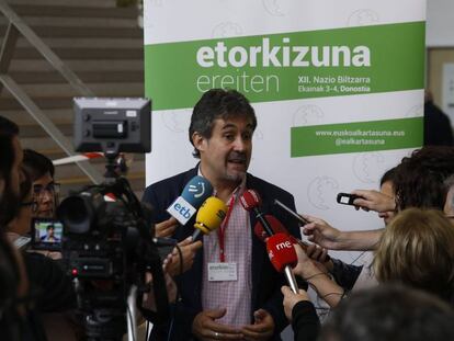 Pello Urizar, elegido secretario general de EA, atiende a los medios durante el congreso.