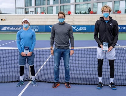 El tenista suizo Antoine Bellier ha recibido de Rafa Nadal el trofeo de campeón del torneo ITF by LG, que se ha disputado esta semana en la academia del jugador balear en Palma de Mallorca, tras superar al francés Evan Furness.