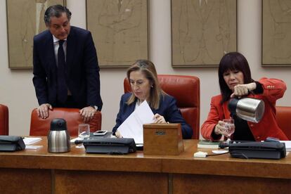 La presidenta de la Diputación Permanente, Ana Pastor (centro), este lunes en el Congreso.