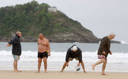 Un grupo de jubilados disfrutra de la playa de la Concha de San Sebastián