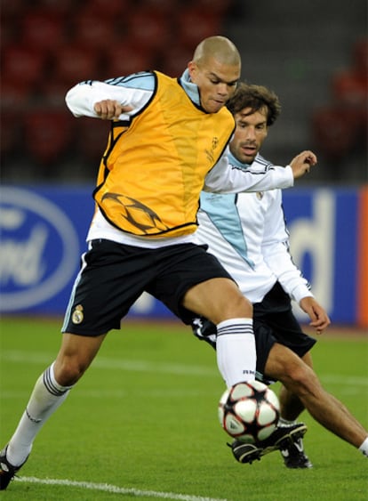 Pepe y Van Nistelrooy, durante el entrenamiento del Madrid en Zúrich.