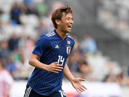 Inui celebra un gol con Japón ante Paraguay.