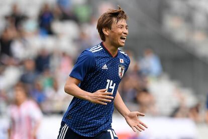 Inui celebra un gol con Japón ante Paraguay.
