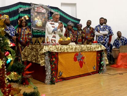 Los integrantes del coro de la Asociación Karibu durante la misa africana en celebración a la Navidad, en Madrid, el 17 de diciembre de 2022.