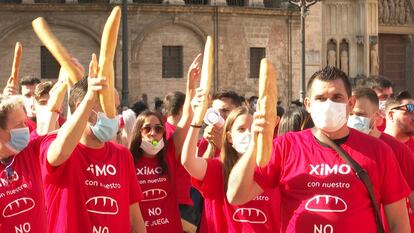 Protesta de trabajadores y hosteleros contra la ley del Juego valenciana.