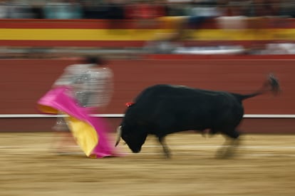 El diestro Juan Ortega, durante la corrida de toros de este pasado domingo en la plaza de toros de Valdemorillo, en Madrid.