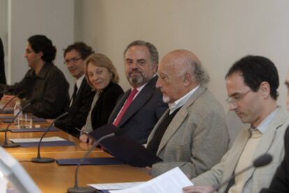 De izquierda a derecha, Juan Gabriel Vásquez, Gerardo Herrero, Soledad Puértolas, Ignacio Polanco, Manuel Vicent, Juan Miguel Salvador y Juan González.