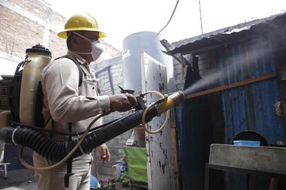 Un empleado de la Secretar&iacute;a de Salud de M&eacute;xico fumiga una vivienda el  pasado lunes. 