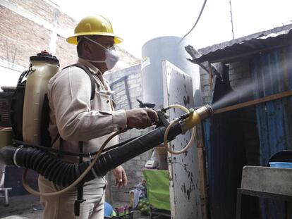 Un empleado de la Secretaría de Salud de México fumiga una vivienda el pasado lunes.