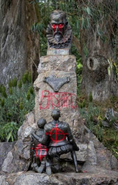 Ni Miguel de Cervantes se ha librado del ajuste de cuentas iconoclasta. Esta estatua del Golden Gate Park de San Francisco sufrió un ataque vandálico el 20 de junio.