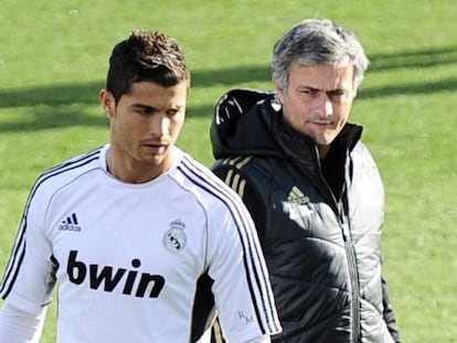 Mourinho observa a Cristiano durante un entrenamiento.