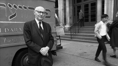 El escritor y periodista del 'The Jewish Daily Forward' Isaac Bashevis Singer posa en 1968 en Nueva York.