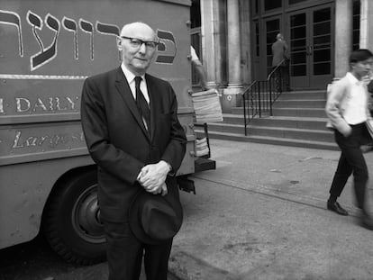 El escritor y periodista del 'The Jewish Daily Forward' Isaac Bashevis Singer posa en 1968 en Nueva York.