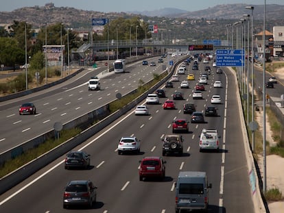 Carretera N-VI a la altura de Las Rozas, este viernes, con el inicio de la operación salida.