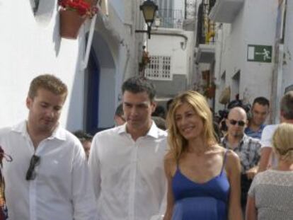 El nuevo lider del PSOE, Pedro Sanchez pasea junto a su esposa en Mojácar.