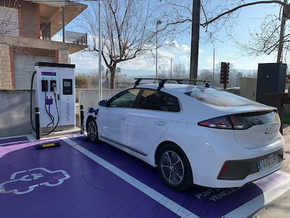 Un vehículo eléctrico conectado a un punto de recarga en Tarragona.