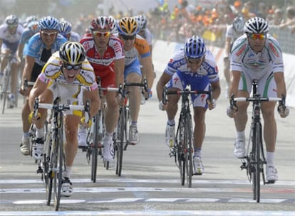 Mark Cavendish (a la izquierda) se impone al <i>sprint </i>en la meta de Florencia.