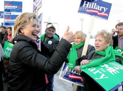 La senadora y candidata demócrata Hillary Clinton hace el gesto de la victoria ayer en Nashua, acompañada por su hija Chelsea (izquierda).