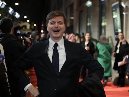 El presentador Marc Giró posa antes de la gala de los Premios Ondas 2023 en el Gran Teatre del Liceu de Barcelona.