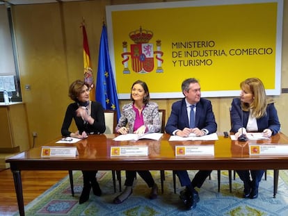 De izquierda a derecha, Isabel Oliver, Reyes Maroto, Juan Espadas y Gloria Guevara, en la presentación de la cumbre del WTTC en Sevilla.