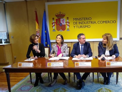 De izquierda a derecha, Isabel Oliver, Reyes Maroto, Juan Espadas y Gloria Guevara, en la presentación de la cumbre del WTTC en Sevilla.