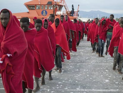 Llegada al puerto de Motril (Granada) de los 29 ocupantes de una embarcaci&oacute;n neum&aacute;tica que llevaba m&aacute;s de 30 horas en el agua.