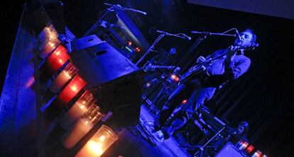 Jota, de Los Planetas, durante el concierto de anoche en el San Juan Evangelista.