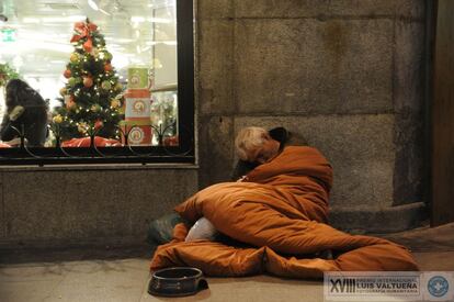 Serie de diez imágenes de personas sin hogar que duermen en la calle, contextualizadas en comercios o rincones diferentes de la ciudad. Suite "El Corte Inglés", en la calle Preciados, 1 (Madrid). "La gente ve a estas personas pero en realidad no las ve, no existen", denuncia Williams.