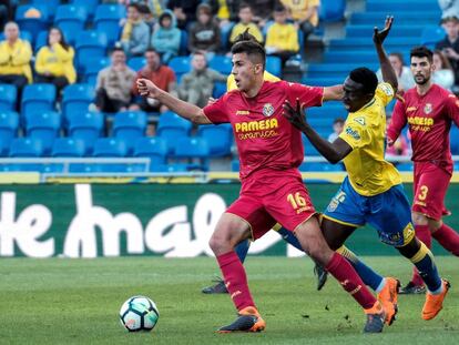 Rodri se lleva el bal&oacute;n ante Etebo.