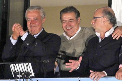 Javier Arenas, Juan Ignacio Zoido y Cristóbal Montoro celebran en Sevilla el triunfo del PP.