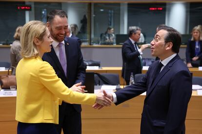 Kaja Kallas, con los ministros de Exteriores de Bélgica, Maxime Prevot, y España, José Manuel Albares, este lunes en Bruselas.