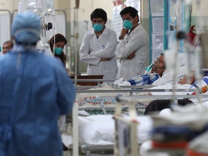 Pacientes en el hospital 2 de Mayo en Lima (Perú), durante un pico en los casos de Guillain-Barré en 2019.