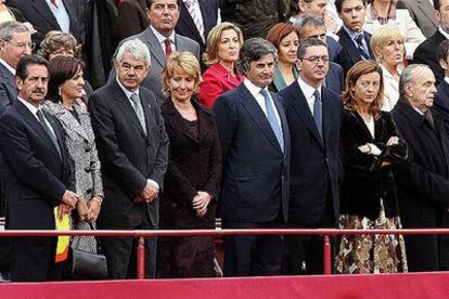 En primer término, y de izquierda a derecha: Pasqual Maragall; Esperanza Aguirre; su marido, Fernando Martínez de Haro; Alberto Ruiz-Gallardón; su esposa, Mar Utrera; Manuel Fraga y Francisco Camps, en una de las tribunas durante el desfile militar en conmemoración de la Fiesta Nacional.