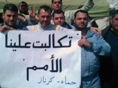 Varios sirios muestran un cartel que dice: "Las naciones nos han dejado tirados como a perros", en Karnaz este miércoles, en una imagen difundida por activistas.