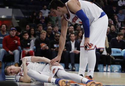 Hernangómez se interesa por Porzingis, tras su lesión.