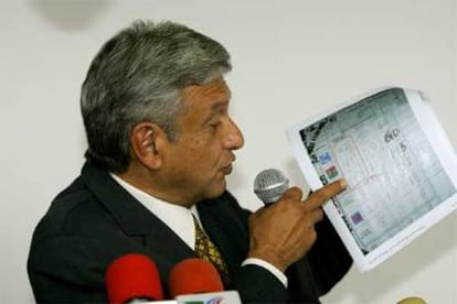 Andrés Manuel López Obrador señala un documento con presuntas irregularidades en el proceso electoral.