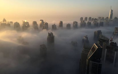 Rascacielos entre las nubes en una mañana de niebla en Dubái (Emiratos Árabes).