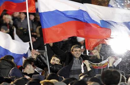 Partidarios de Putin toman el centro de Moscú para celebrar la victoria