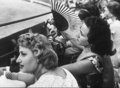 Dos damas combatiendo el calor en los toros (1956).